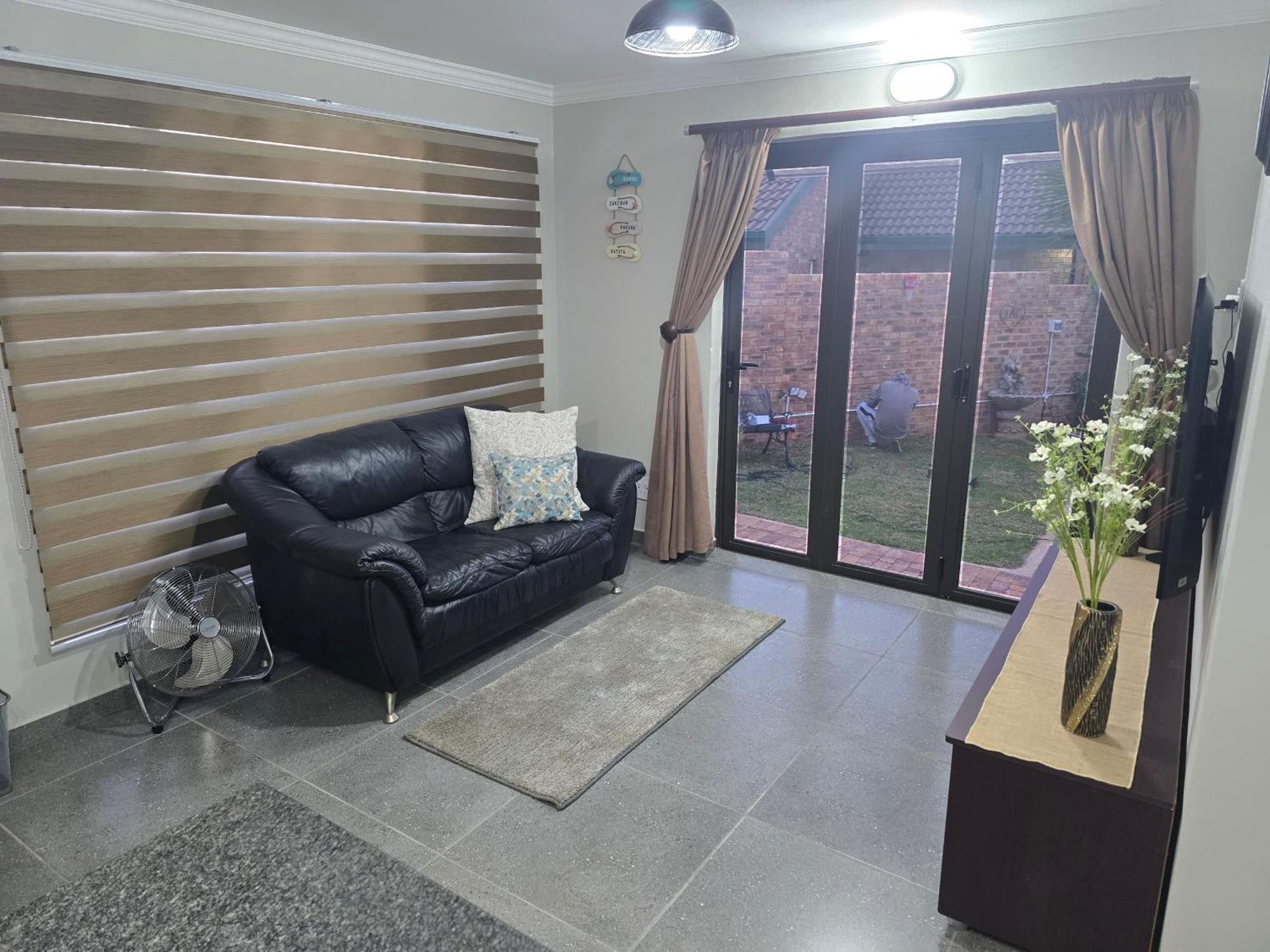 Lavender Villa No Loadshedding Кемптън Парк Стая снимка